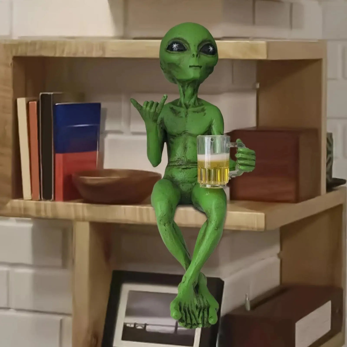 Alien Statue Resin Craft Drinking Beer Sculpture