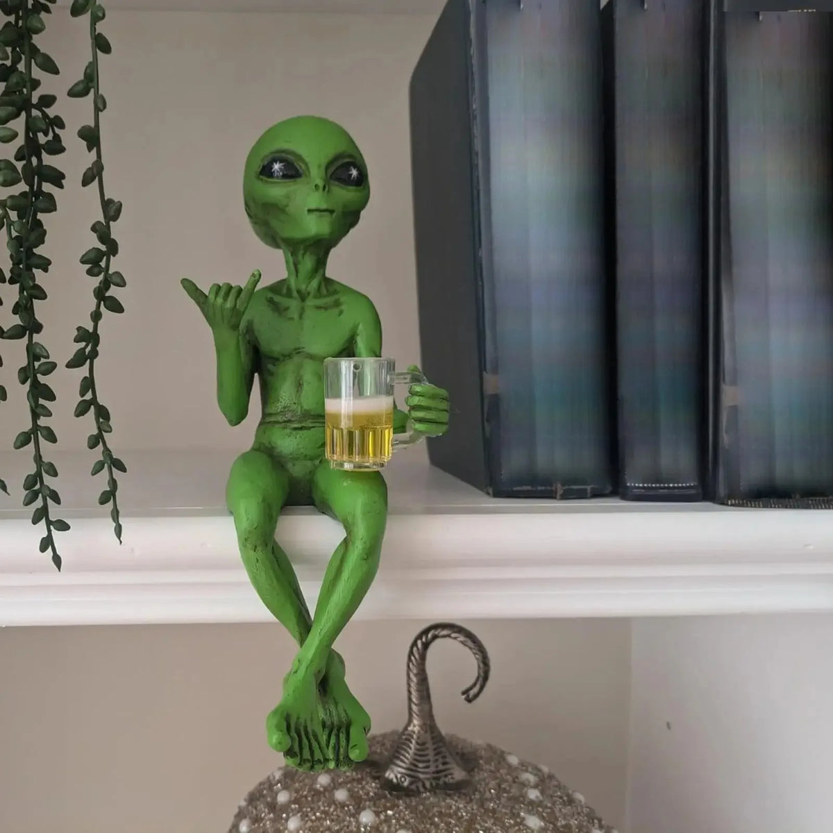 Alien Statue Resin Craft Drinking Beer Sculpture